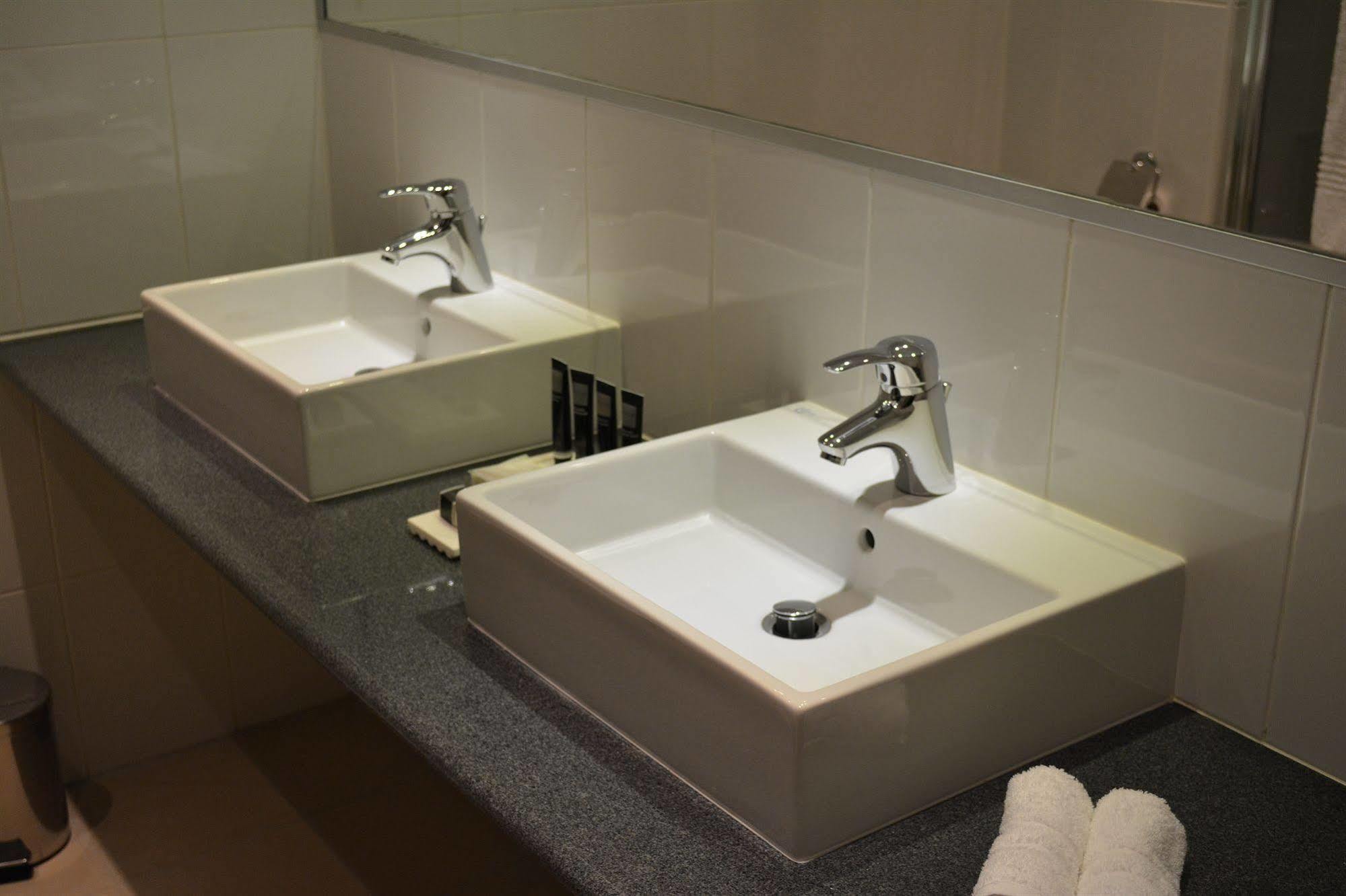 New Brookfields Hotel Freetown Extérieur photo